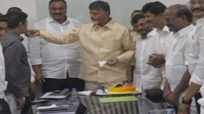 చంద్రబాబు నివాసం వద్ద సంబరాలు