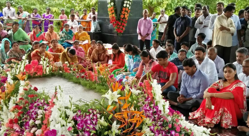 వైఎస్‌ఆర్‌కు కుటుంబ సభ్యుల ఘన నివాళి