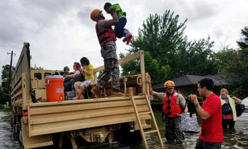 సురక్షిత ప్రాంతాలకు టెక్సాస్‌ వాసులు