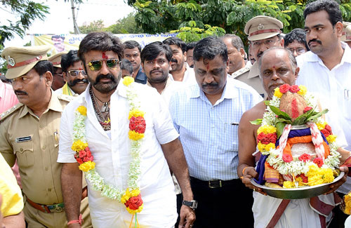 హిందూపురంలో బాలయ్య పర్యటన