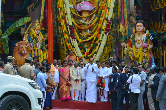 ఖైరతాబాద్‌ మహాగణపతిని దర్శించుకున్న ఉపరాష్ట్రపతి