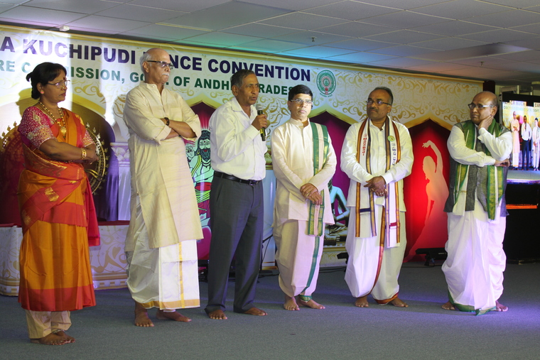 మరో మిలియన్‌ డాలర్లు ఇస్తా : లక్కిరెడ్డి హనిమిరెడ్డి