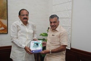 వెంకయ్యను కలిసిన యార్లగడ్డ