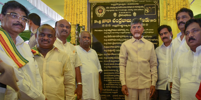 జలసిరికి హారతి ఇచ్చిన సీఎం చంద్రబాబు