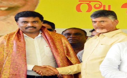 మేఘా అధినేతకు సీఎం చంద్రబాబు అభినందనలు మేఘా అధినేతకు సీఎం చంద్రబాబు అభినందనలు