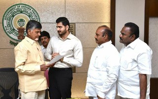 కార్తీక్‌ను అభినందించిన సీఎం చంద్రబాబు