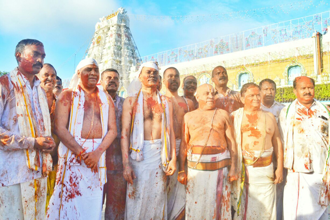 శ్రీవారి ఆలయంలో వైభవంగా కోయిల్‌ ఆళ్వార్‌ తిరుమంజనం