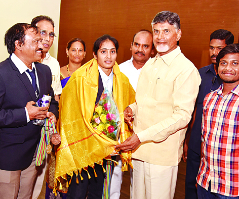 కామన్వెల్త్ విజేత రేవతికి సీఎం నజరానా Cm Naidu Announces Rs 5 Lakh Reward To G Sai Revathi