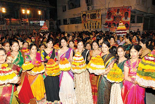 తెలంగాణలో బతుకమ్మ సంబరాలు