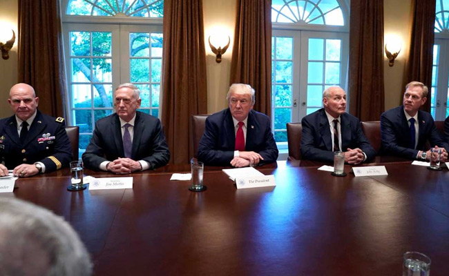 సైనిక సలహాదారులతో డొనాల్డ్‌ ట్రంప్‌ సమావేశం