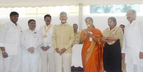 సీఎం చంద్రబాబును కలిసిన బుట్టా రేణుక