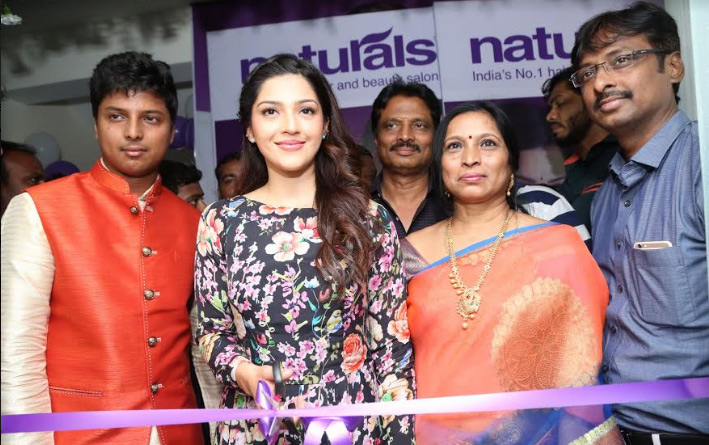Actress Mehreen Pirzada Inaugurates Naturals salon at Sanathnagar