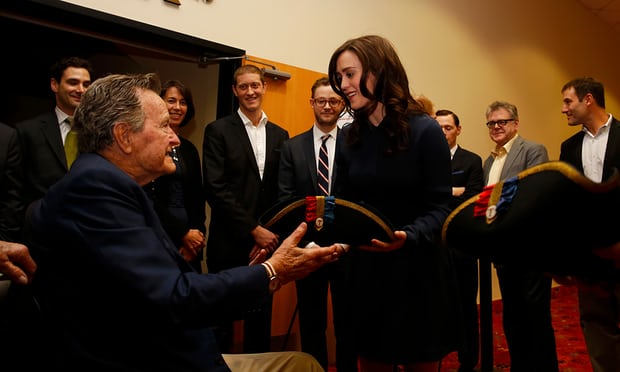 నటి లిండాకు క్షమాపణ చెప్పిన మాజీ అధ్యక్షుడు