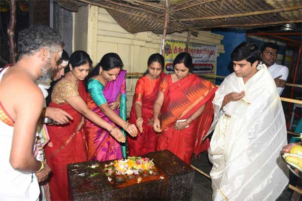 భక్తులతో కిటకిటలాడుతున్న శివాలయాలు