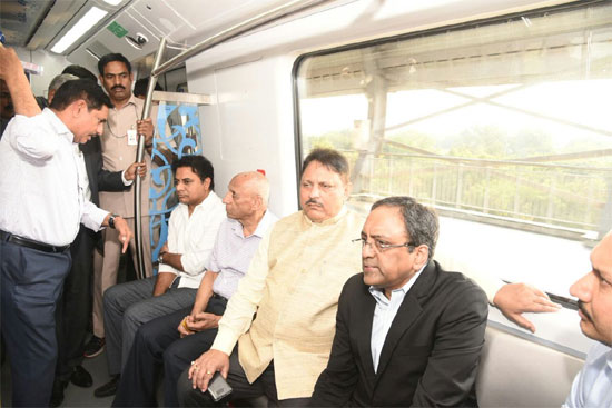 మెట్రో రైల్లో ప్రయాణించిన గవర్నర్, కేటీఆర్