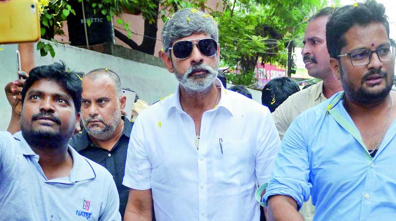 పాదయాత్ర చేస్తున్న జగపతిబాబు