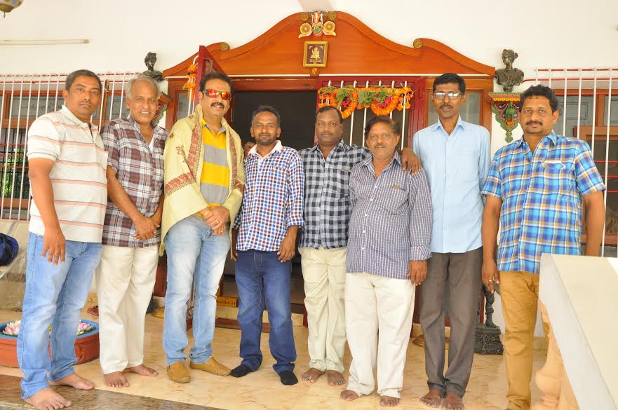 సూపర్ స్టార్ కృష్ణ నరేష్ నవీన్ లను కలిసిన అభిమానులు