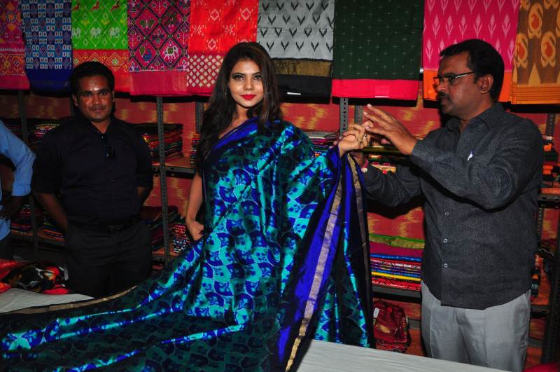 Actress Monica Srivastava Inaugurates Pochampally IKAT art mela at Vizag