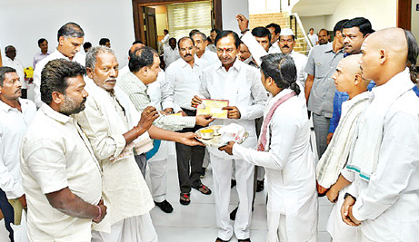 సీఎం కేసీఆర్కు ఆహ్వానం సీఎం కేసీఆర్కు ఆహ్వానం