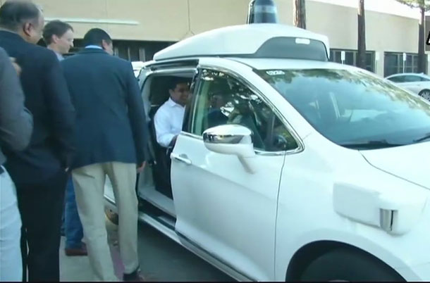 డ్రైవర్‌లెస్‌ కారులో మంత్రి నారా లోకేశ్‌