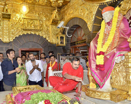 బాబా సన్నిధిలో అక్కినేని నాగార్జున