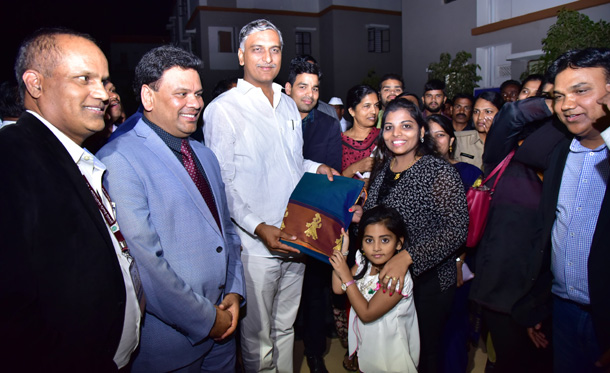 మిషన్‌ భగీరథ పనులను చూసిన ఎన్నారైలు