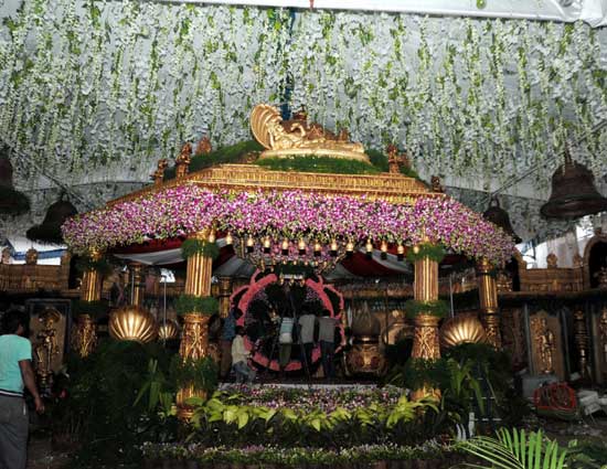 వైకుంఠ ఏకాదశికి తిరుమల ముస్తాబు వైకుంఠ ఏకాదశికి తిరుమల ముస్తాబు