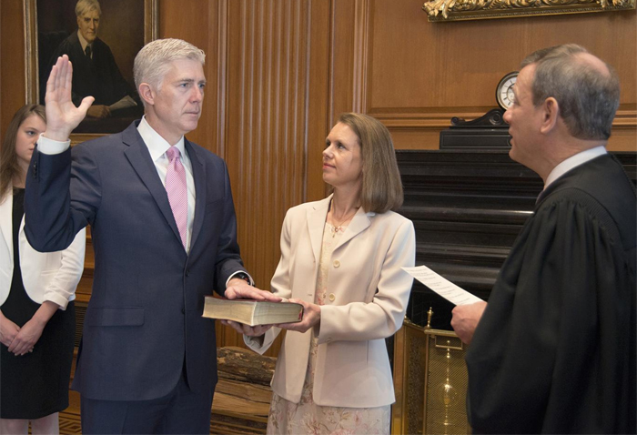 సుప్రీం న్యాయమూర్తిగా నీల్‌ గోర్సచ్‌ ప్రమాణం