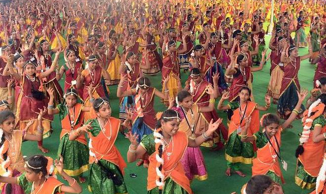 గిన్నిస్‌ రికార్డు కోసం విద్యార్థినుల నృత్యం