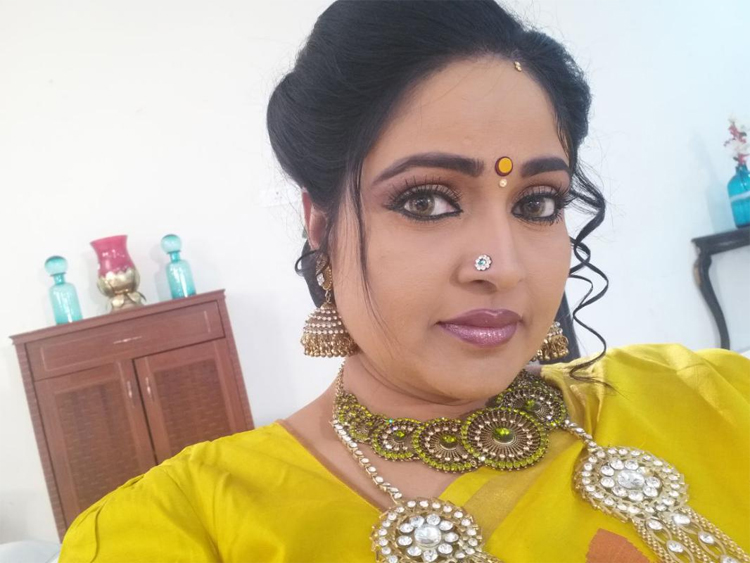 మహానటి సావిత్రికి తల్లిగా చేస్తున్నాను: దివ్యవాణి