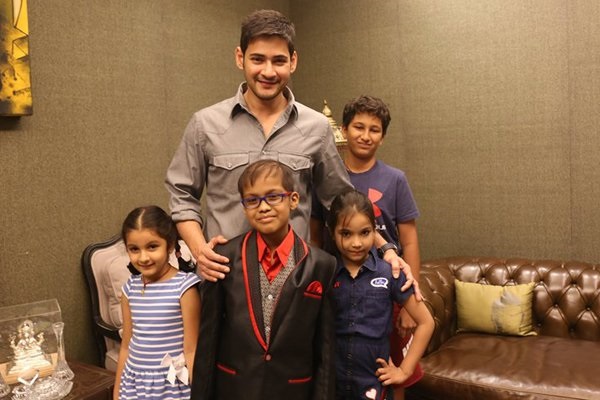 క్యాన్సర్ తో బాధపడుతున్న చిన్నారికి మహేష్ బాబు సాయం! క్యాన్సర్ తో బాధపడుతున్న చిన్నారికి మహేష్ బాబు సాయం!