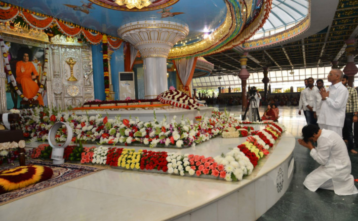 సత్యసాయి సమాధిని దర్శించుకున్న పవన్