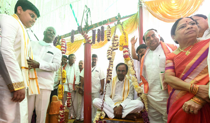 వనదేవతలకు నిలువెత్తు బంగారం సమర్పించిన సీఎం కేసీఆర్