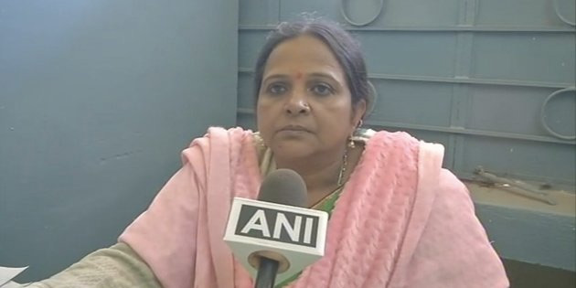 అలా చూపిస్తే అమ్మాయిలు రేప్ కోరుకున్నట్లే’..విద్యార్థులకు లేడీ టీచర్ వికృత బోధన.!!