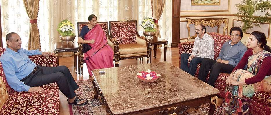 గవర్నర్ ను కలిసిన ఆమ్రపాలి