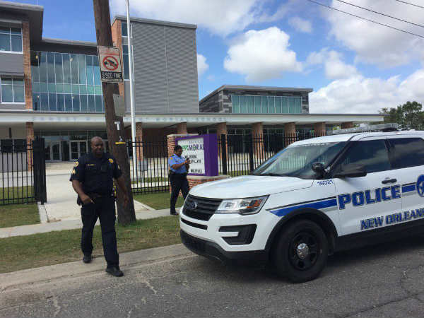 అమెరికాలో కాల్పుల కలకలం