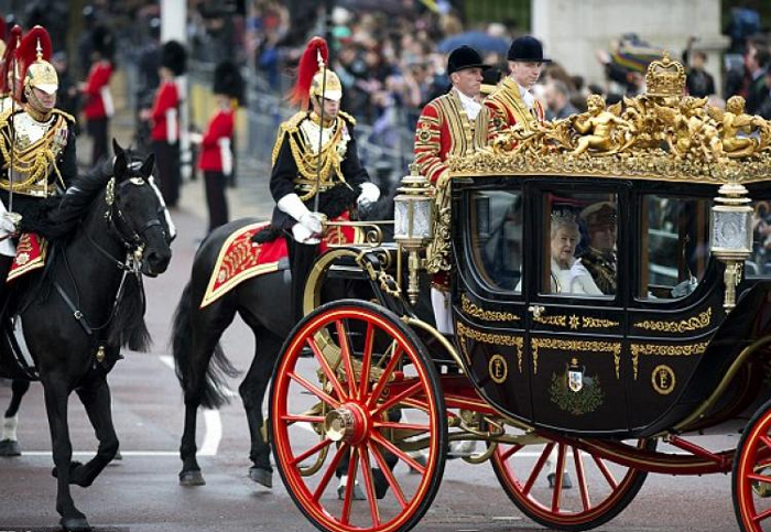 బంగారు రథం మీద ఊరేగాలి!