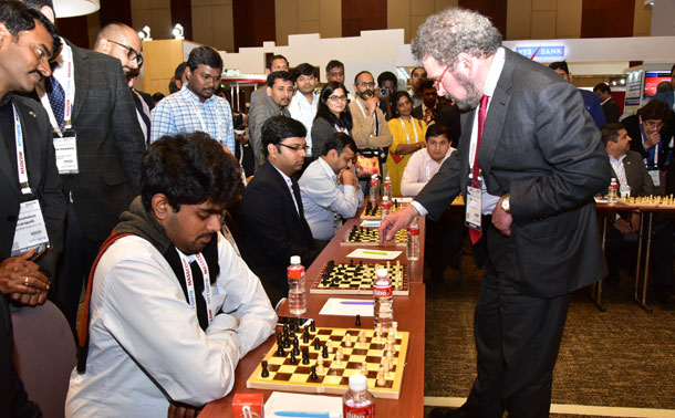 ఏకకాలంలో 15 మందితో చెస్!