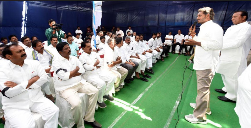 తాళ్లూరులో వైయ‌స్సార్‌సీపీ ప్ర‌జా ప్ర‌తినిధుల‌తో స‌మావేశ‌మైన వైయ‌స్ జ‌గ‌న్