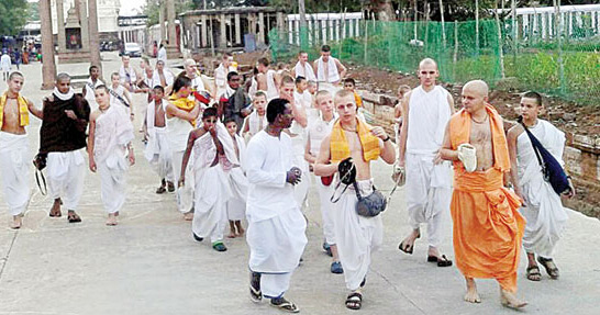 అహోబిలం ఆలయాన్ని సందర్శించిన అమెరికా భక్తులు