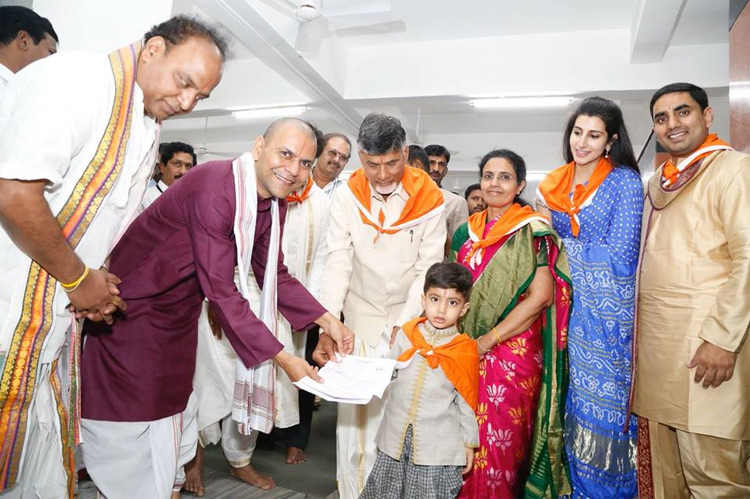 తిరుమల శ్రీవారిని దర్శించుకున్న చంద్రబాబు కుటుంబం