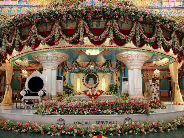 సత్యసాయిని దర్శించుకున్న గవర్నర్