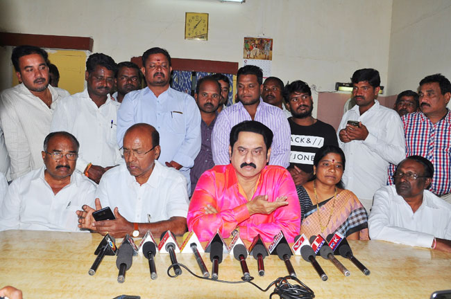 సీఎం ఆహ్వానిస్తే రాజకీయాల్లోకి