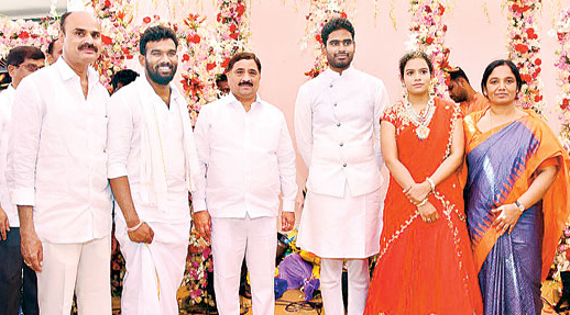 పరిటాల ఇంట వేడుక