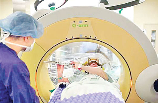 మెదడుకు ఆపరేషన్ చేస్తుంటే… వేణుగానం ఆలపించిన బామ్మ