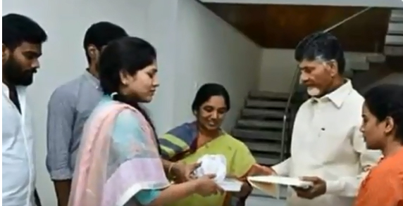 సీఎం చంద్రబాబును ఆహ్వానించిన మంత్రి సునీత