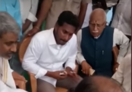 వైఎస్ జగన్ తో ప్రత్యేక హోదా సాధన సమితి నేతల భేటీ