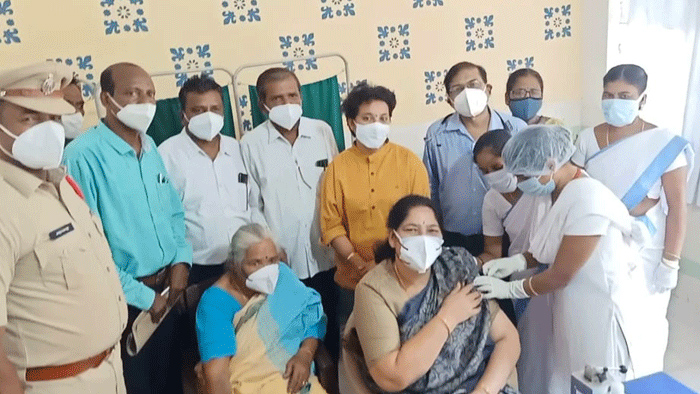 కరోనా వ్యాక్సిన్ వేయించుకున్న మంత్రి సత్యవతి రాథోడ్
