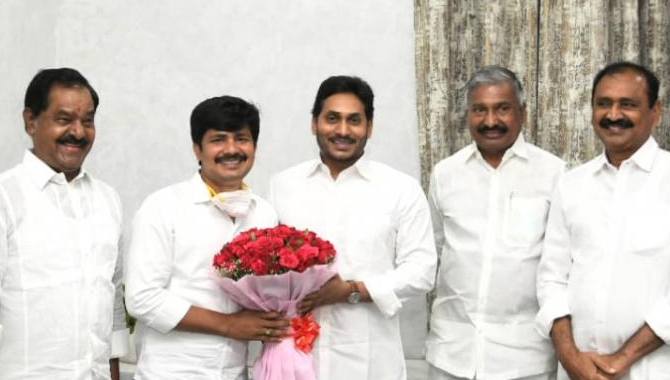 సీఎం జగన్ ను కలిసిన తిరుపతి ఎంపీ గురుమూర్తి