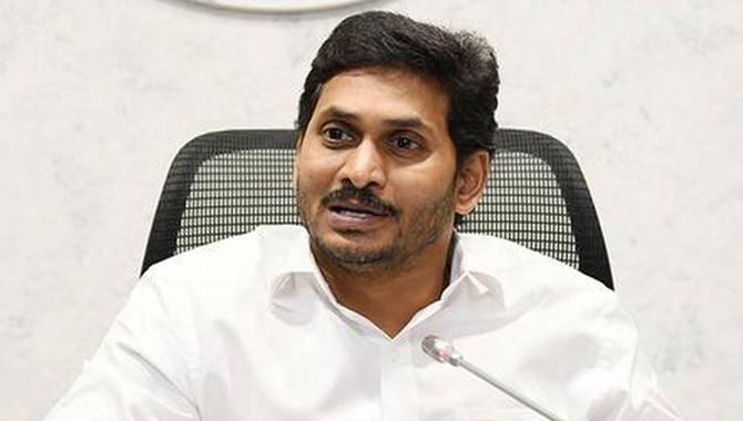 కోవిడ్ రోగులకు 50 శాతం బెడ్లు ఇవ్వాల్సిందే : సీఎం జగన్ ఆదేశాలు